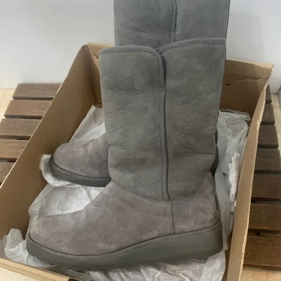 UGG Platform Gray Boots - Picture 4 of 6